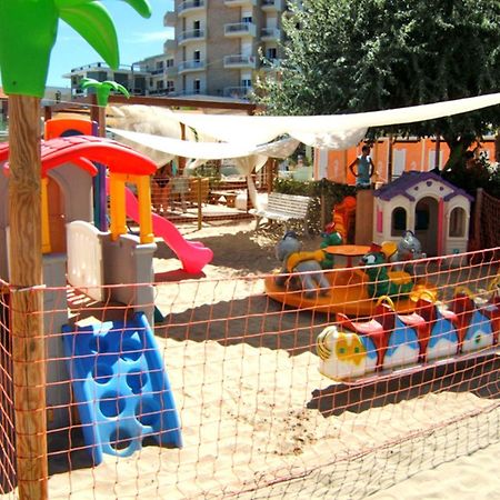 בלריה-איגאה מרינה Hotel Paris Resort מראה חיצוני תמונה